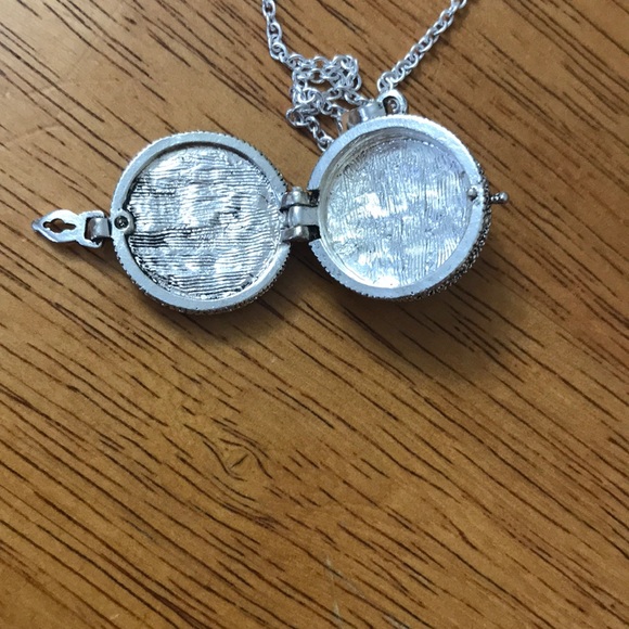 Locket Style Necklace - Picture 5 of 5